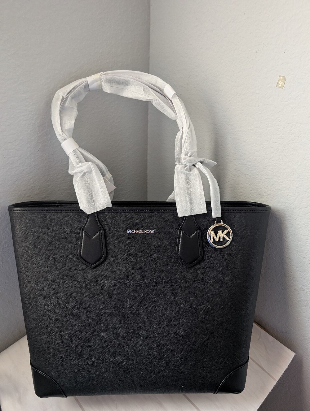 NWT Michael Kors Eva Large Saffiano Leather Tote Bag in Black